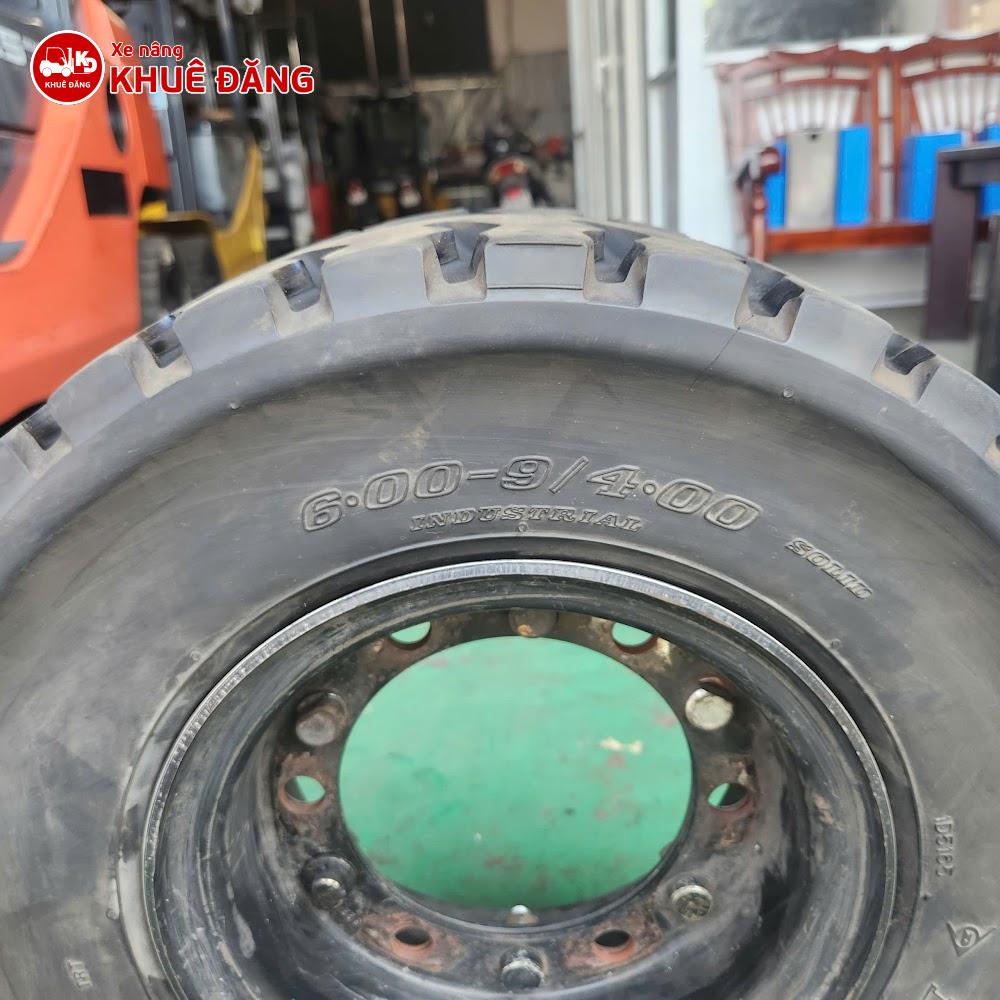 Lốp xe nâng cũ với độ mòn 30% được cắt gai để tiếp tục sử dụng