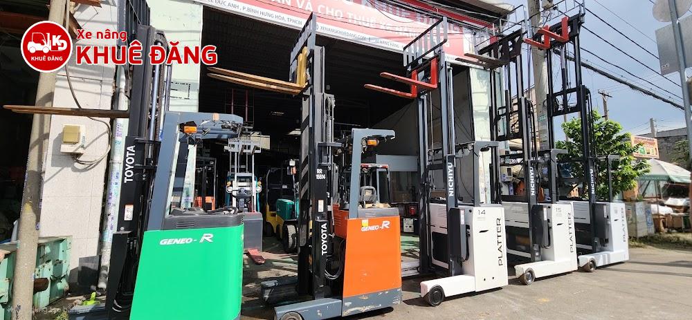 Các mẫu xe nâng điện đứng lái tại showroom công ty Khuê Đăng