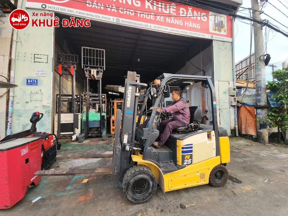 Khách lái thử xe nâng điện 2.5 tấn Komatsu tại Khuê Đăng