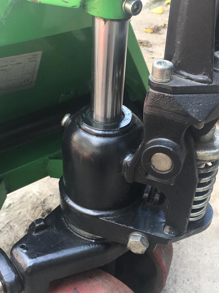 Cụm bơm DF trên xe nâng tay