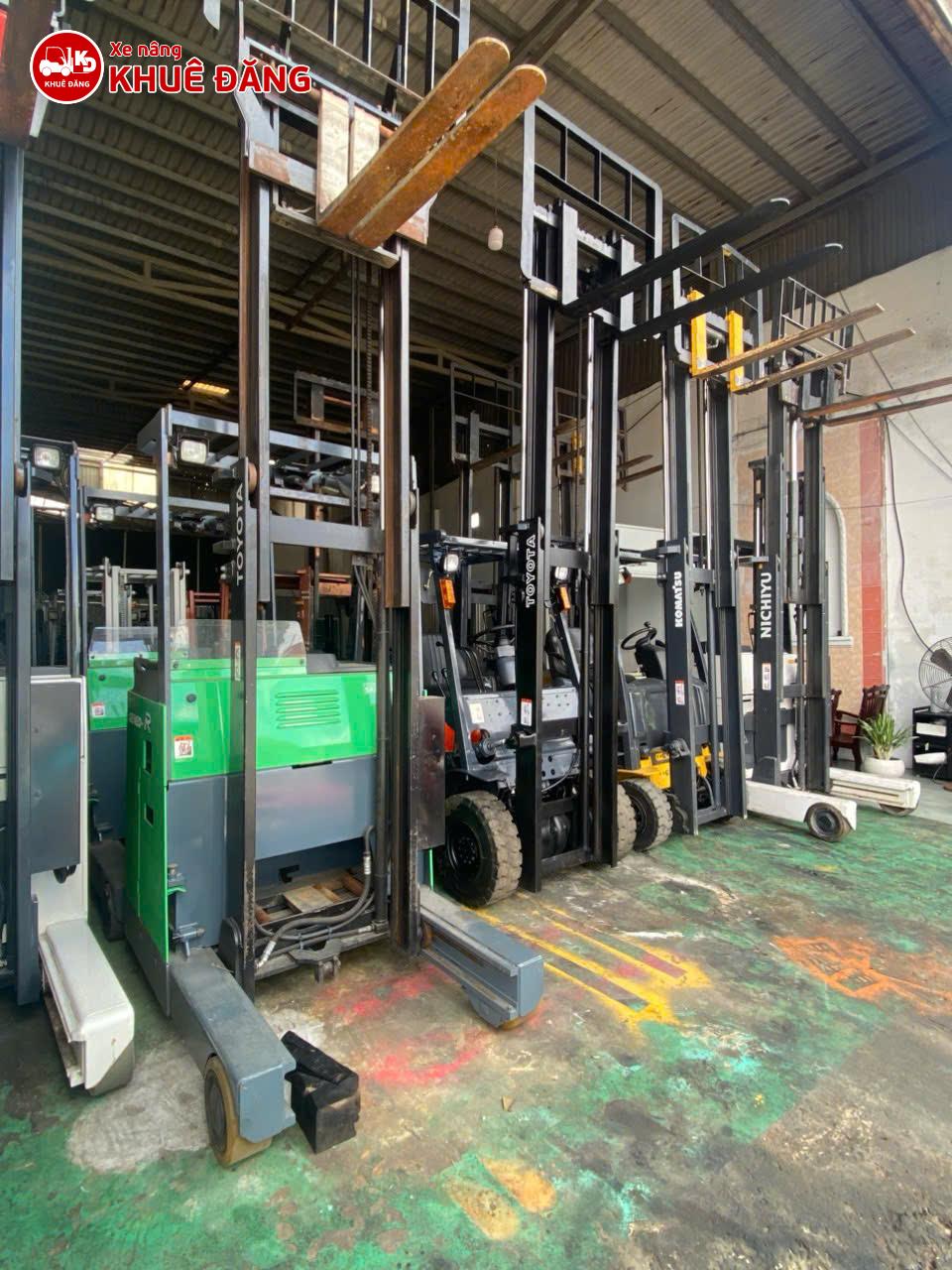 Các sản phẩm xe nâng tại showroom công ty Khuê Đăng tại Bình Tân, TPHCM