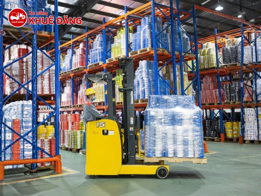 Xe nâng điện đứng lái là giải pháp thiết kế chuyên biệt dành cho các kho hàng cao và có không gian hạn chế