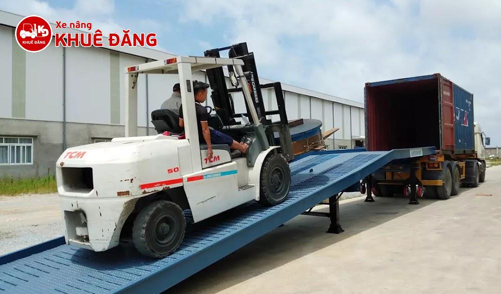 cầu dẫn xe nâng dầu TCM lên container
