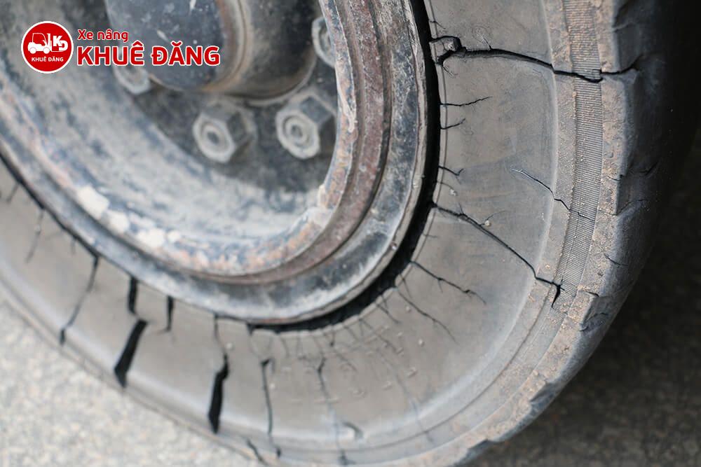 lốp xe nâng bị nứt