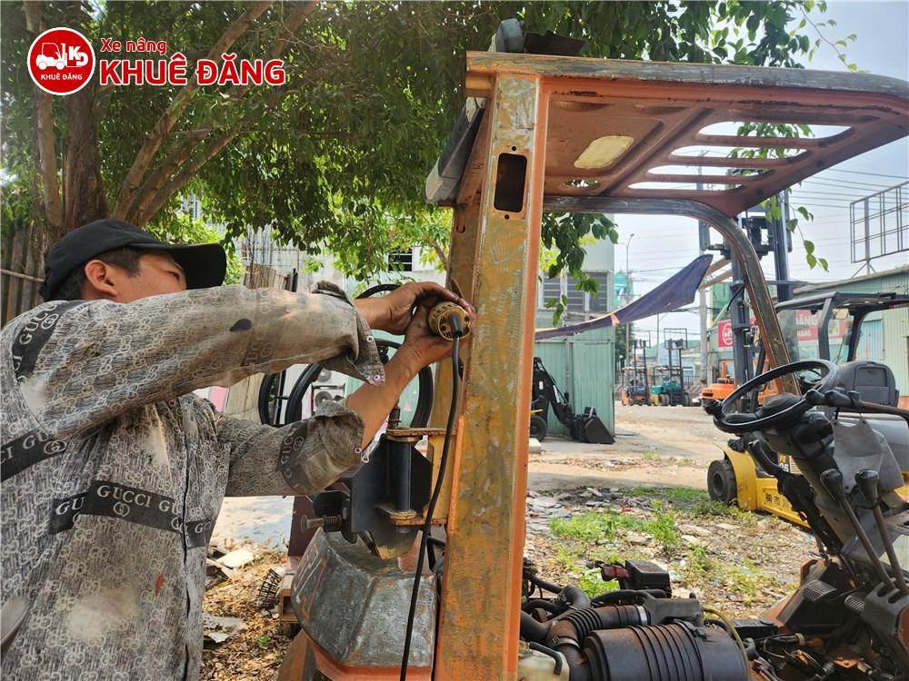 Tiến hành chà bỏ lớp sơn cũ