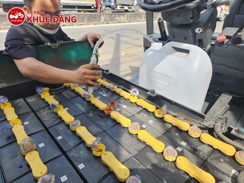 dùng vòi hút nước để châm nước cất cho bình điện