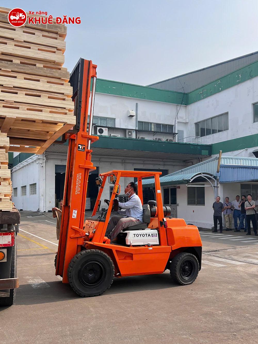 Cho thuê xe nâng 3.5 tấn máy dầu tại Quận 7, TPHCM