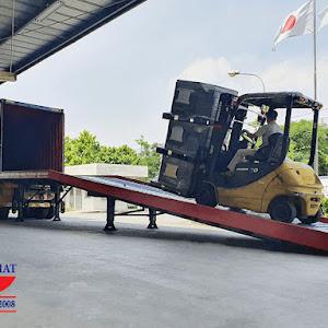 Xe nâng điện 2 tấn Komatsu nâng hàng lên cầu container