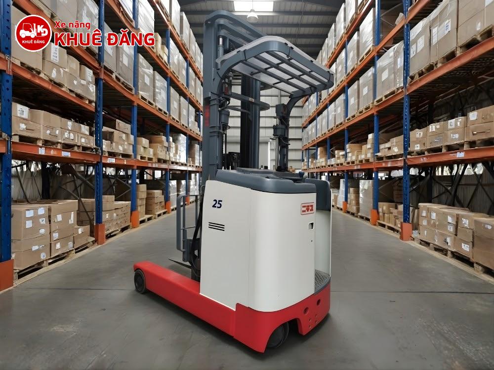 Xe nâng điện đứng lái 2.5 tấn Nichiyu trong kho hàng TPHCM