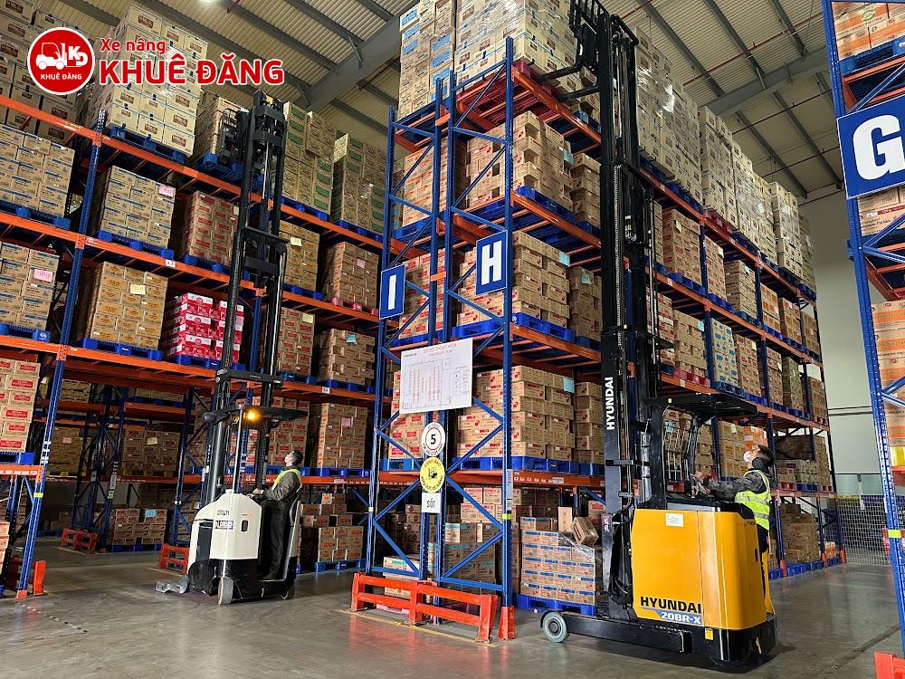 Xe nâng điện đứng lái phù hợp với kho hàng có kệ cao