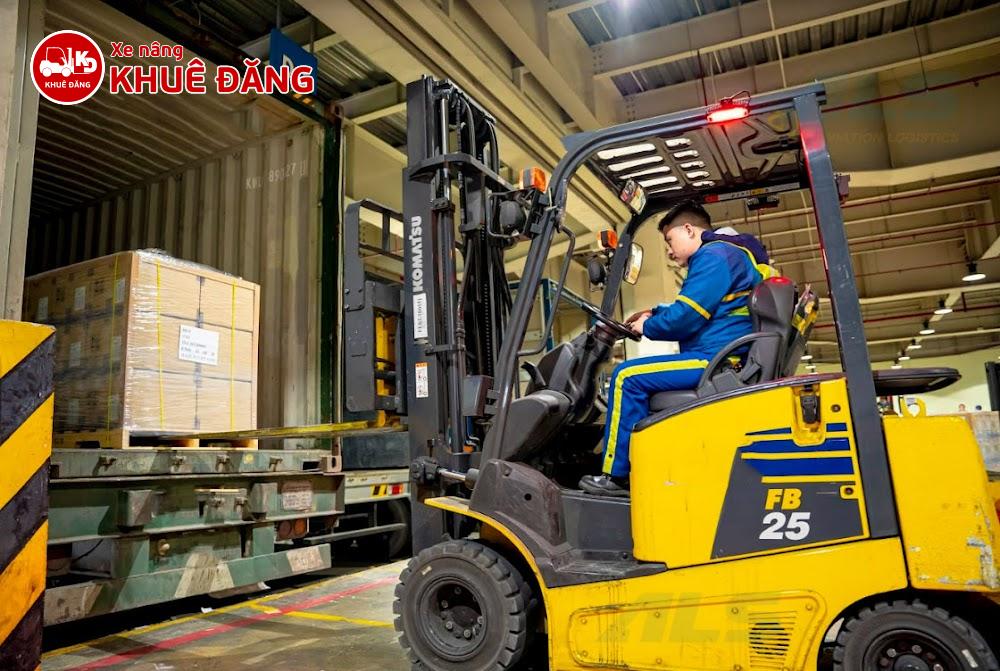 Xe nâng điện 2.5 tấn cho thuê tại kho hàng ở KCN Tân Bình