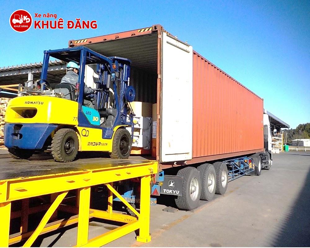 Xe nâng xăng gas Komatsu gắn bộ kẹp giấy tròn được sử dụng để nâng các cuộn giấy vào container
