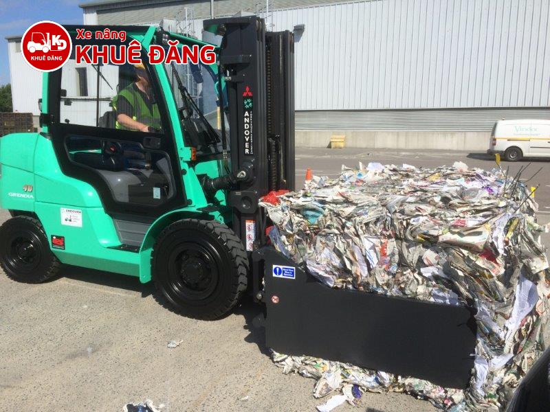 xe nâng gắn kẹp vuông để kẹp giấy phế liệu