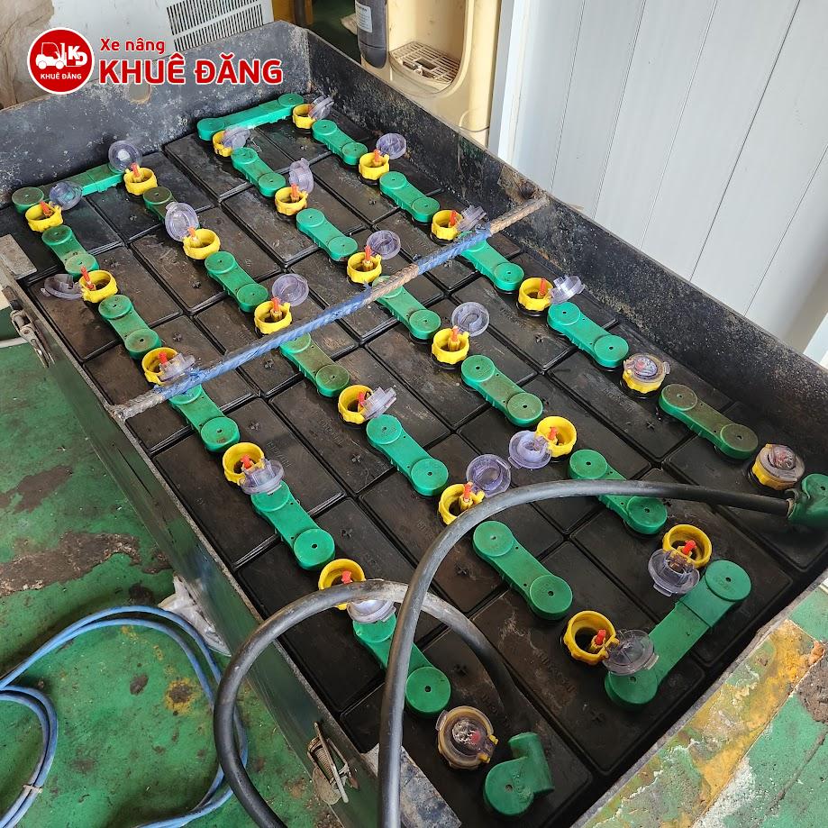 Bình ắc quy xe nâng cũ, sạc yếu, cần phải phục hồi hoặc thay mới