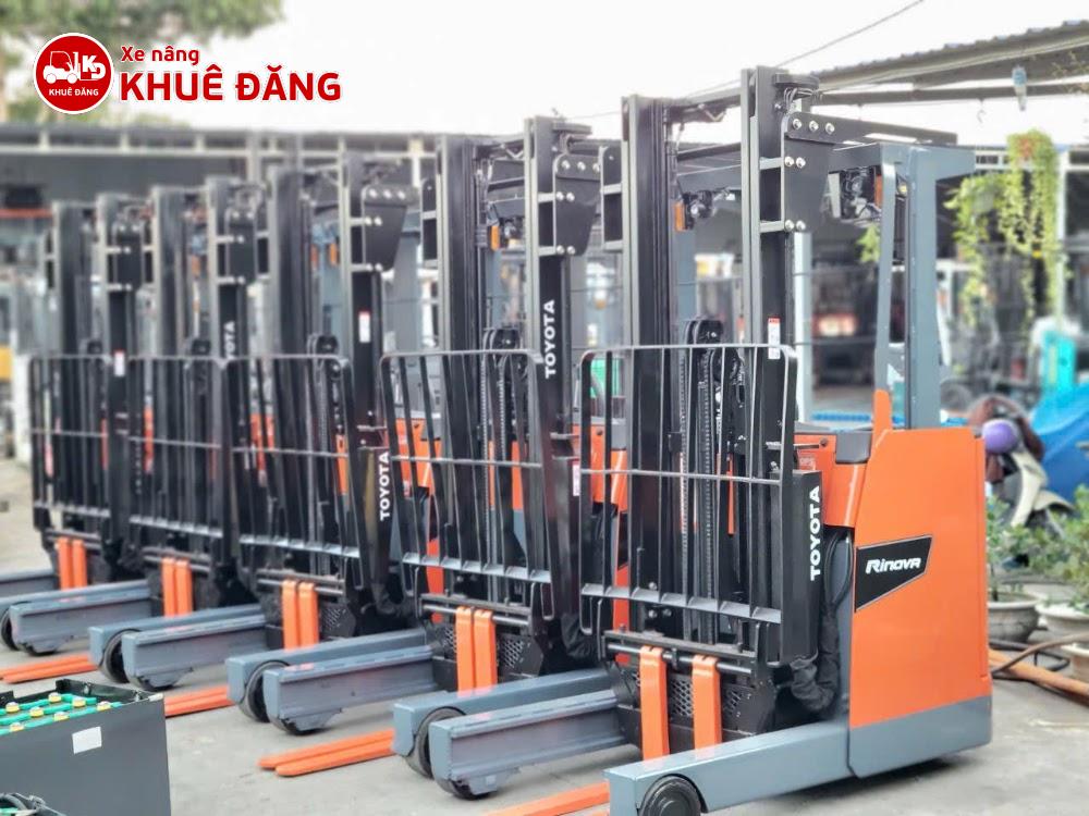 Xe nâng điện đứng lá Toyota Nhật Bản