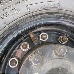 lốp xe nâng bằng hơi có van bơm hơi