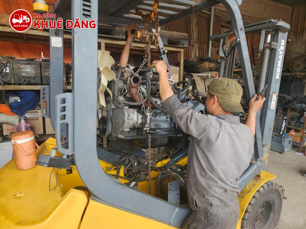 Thợ máy đang kiểm tra, sửa chữa động cơ xe nâng Komatsu tại Quận 12