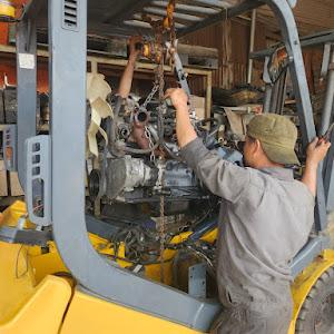 Thợ máy đang kiểm tra, sửa chữa động cơ xe nâng Komatsu tại Quận 12