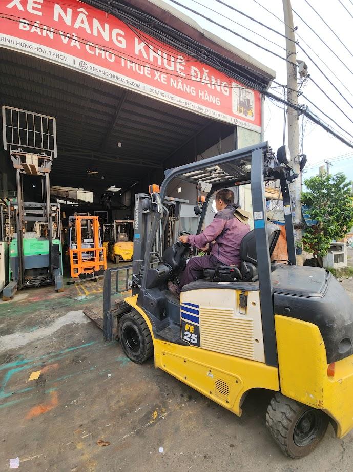 Khách lái thử xe nâng điện 2.5 tấn Komatsu