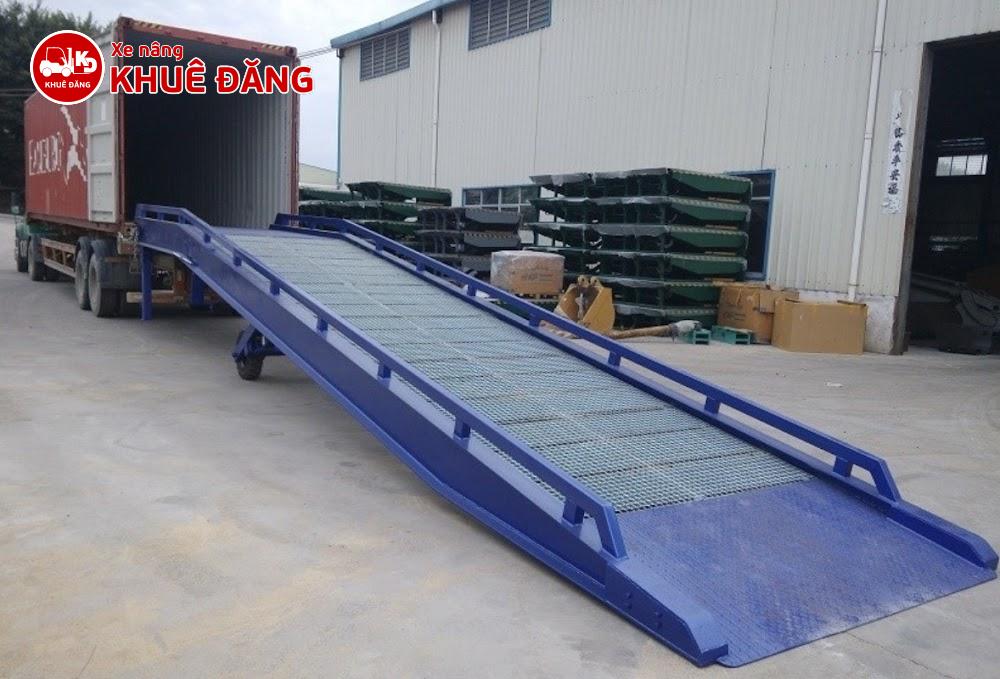 cầu dẫn xe nâng lên container