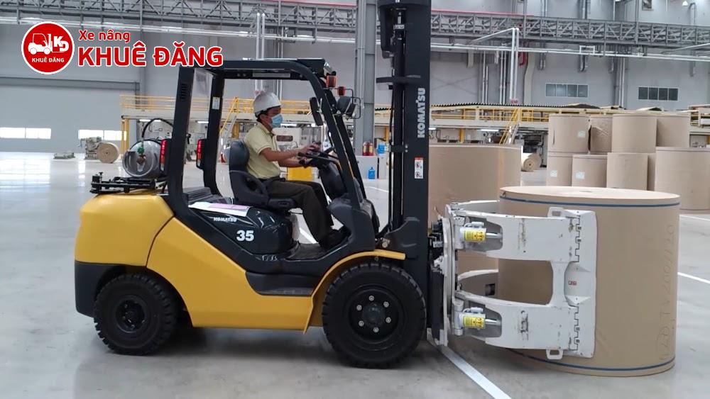 Xe nâng xăng 3.5 tấn Komatsu kẹp cuộn giấy tròn