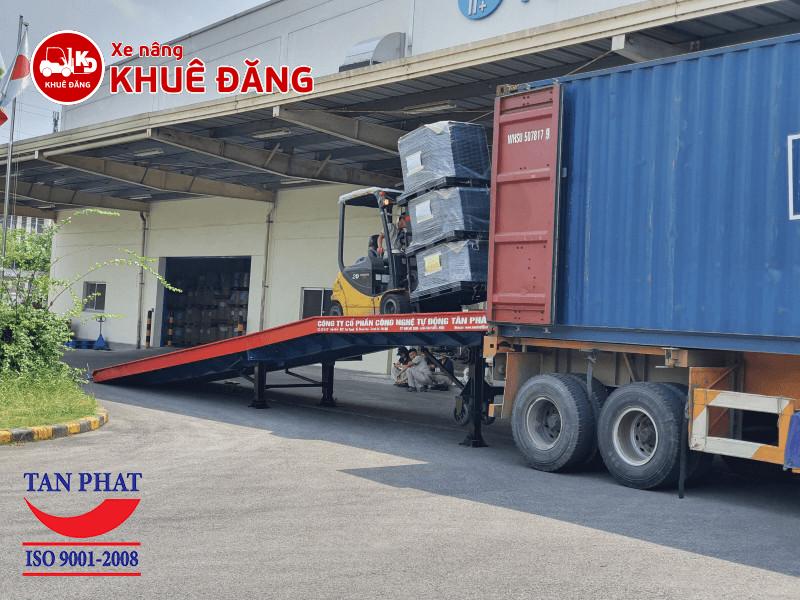 cầu dẫn xe nâng lên container (2)
