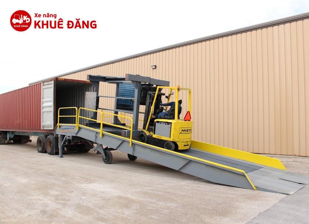 Xe nâng điện ngồi lái lên cầu dẫn container