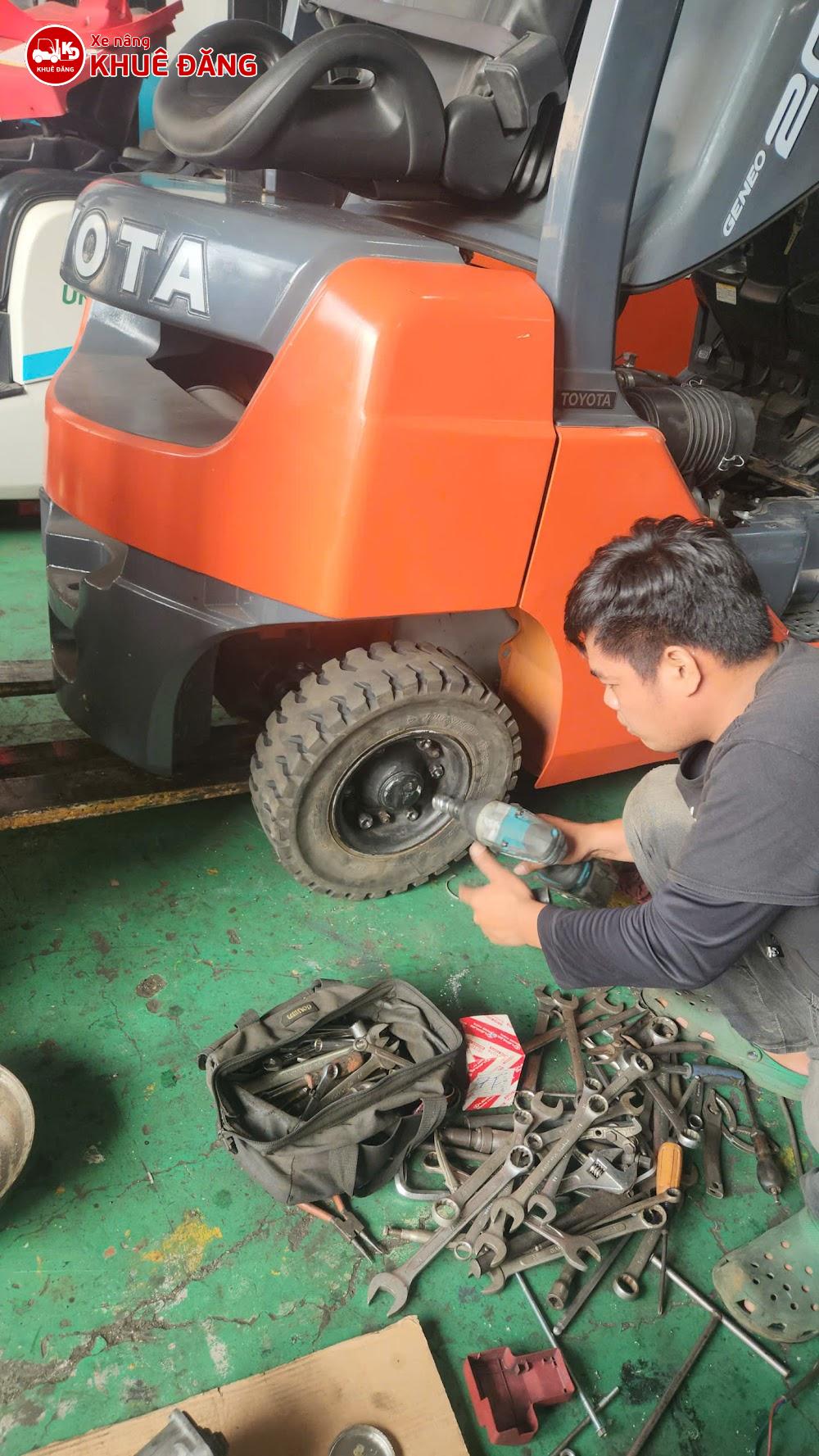 Công ty Khuê Đăng có đội ngũ thợ chuyên nghiệp, xử lý sự cố xe nâng nhanh chóng