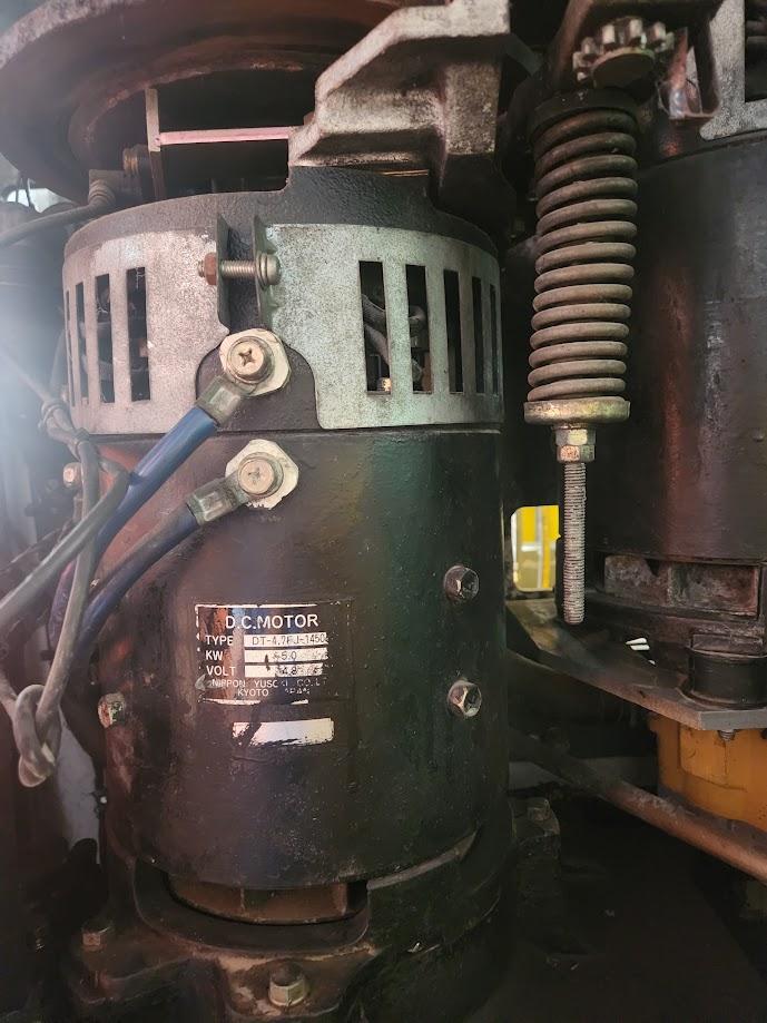 Động cơ DC thường có thân tròn, chỉ có 1,2 dây và có chữ D.C Motor