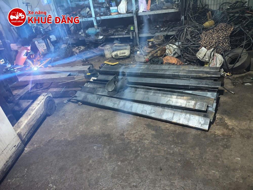Làm càng giả nối dài cho xe nâng Là giải pháp kinh tế hơn so với việc đầu tư một bộ càng đúc dài cố định hoặc đổi sang dòng xe nâng lớn hơn chỉ để xử lý các loại hàng đặc