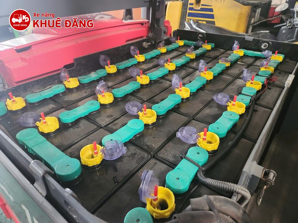 Bình điện của xe nâng điện Nhật bãi trong quá trình kiểm tra