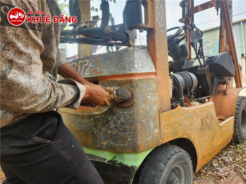 Sơn được chà bỏ cho tới lóp khung sắt bên trong