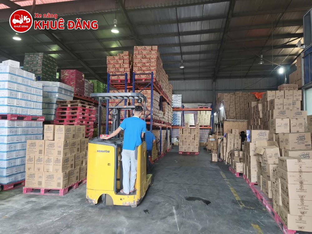 Xe nâng điện đứng lái phù hợp các kho nhỏ hẹp, có kệ cao