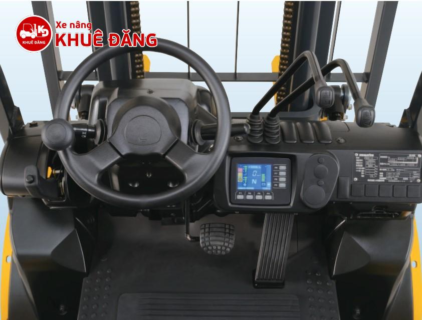 Khu vực điều khiển của xe nâng Komatsu FB20-12, FB25-12, FB30-12