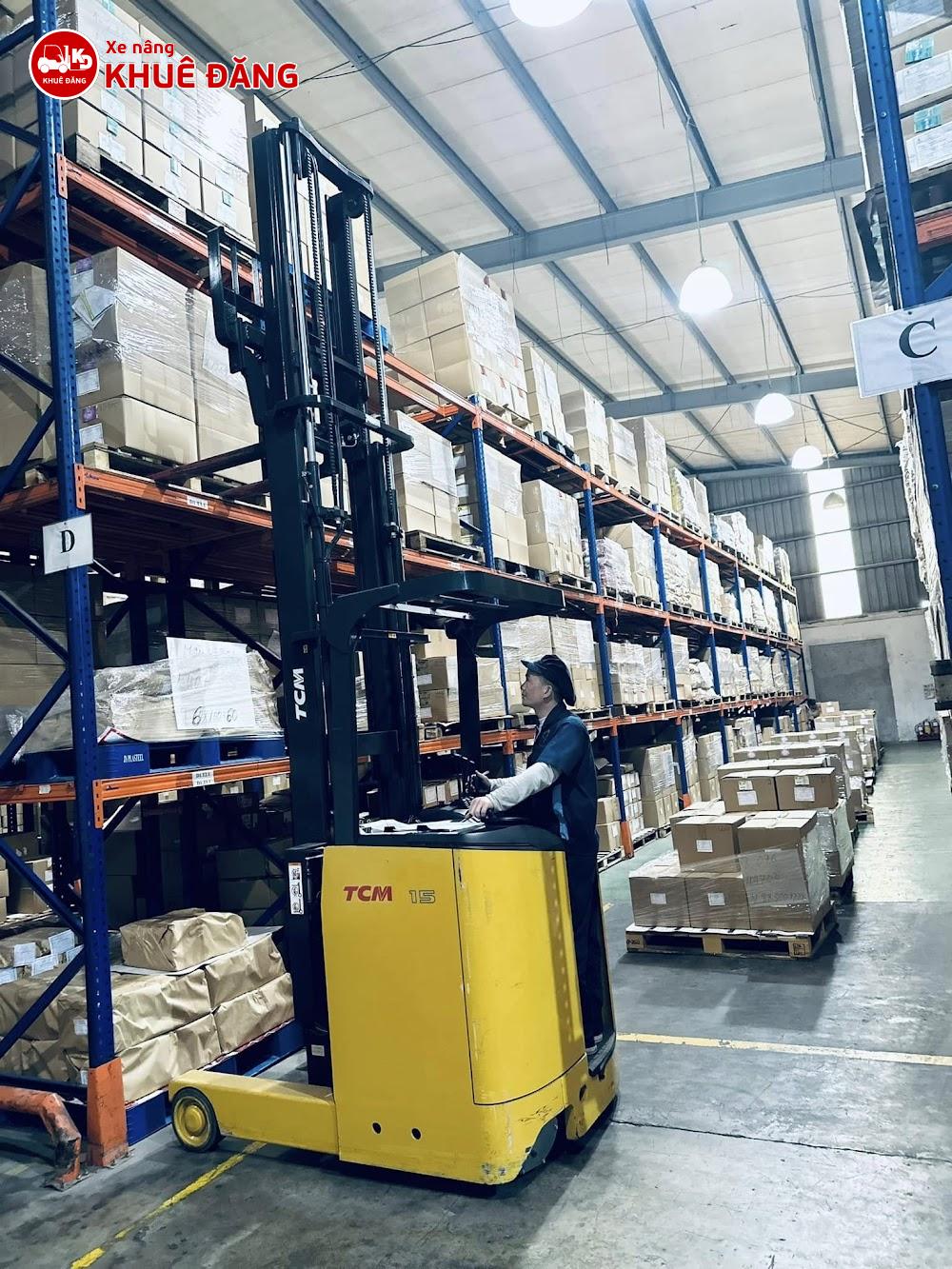 Xe nâng điện đứng lái cho thuê tại Bình Tân