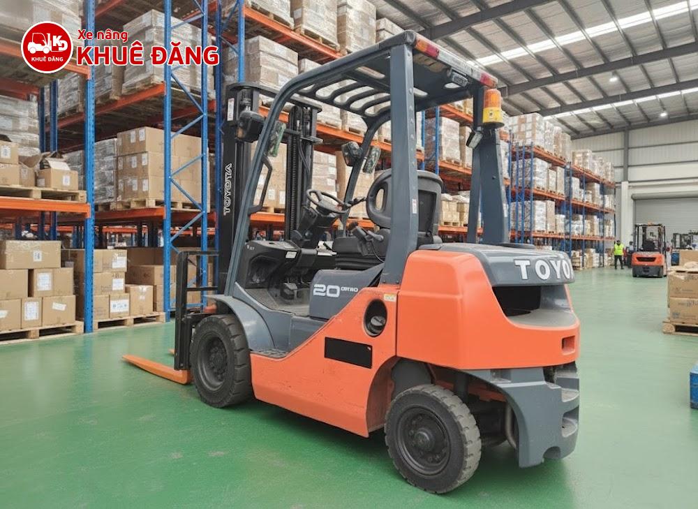 Xe nâng 2 tấn máy dầu Toyota Nhật Bản trong kho hàng