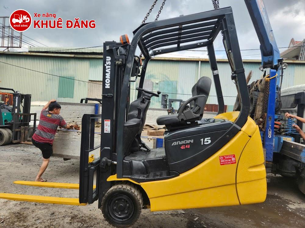 Giao xe nâng điện Komatsu về Nha Trang (1)