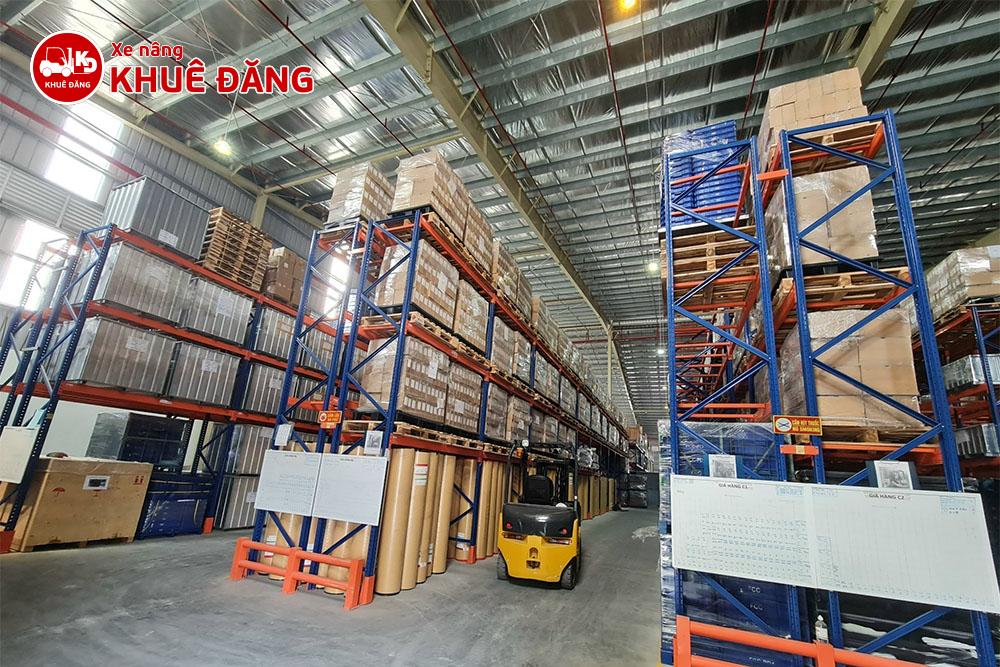Tùy quy mô kho hàng và mục đích sử dụng mà khách hàng có thể chọn mua xe nâng điện đứng lái hay ngồi lái