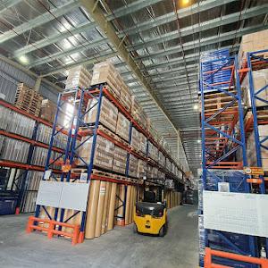Tùy quy mô kho hàng và mục đích sử dụng mà khách hàng có thể chọn mua xe nâng điện đứng lái hay ngồi lái