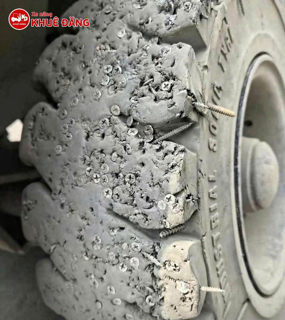 Xe nâng làm ở Công trường xây dựng, xưởng phế liệu hoặc bến cảng có nhiều vật sắc nhọ thì nên dùng lốp đặc