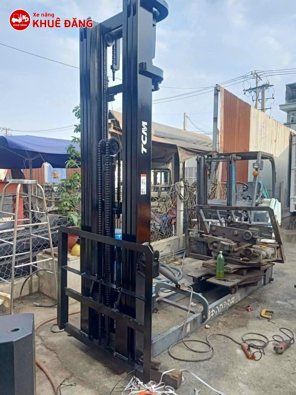 Ghép khung xe nâng TCM