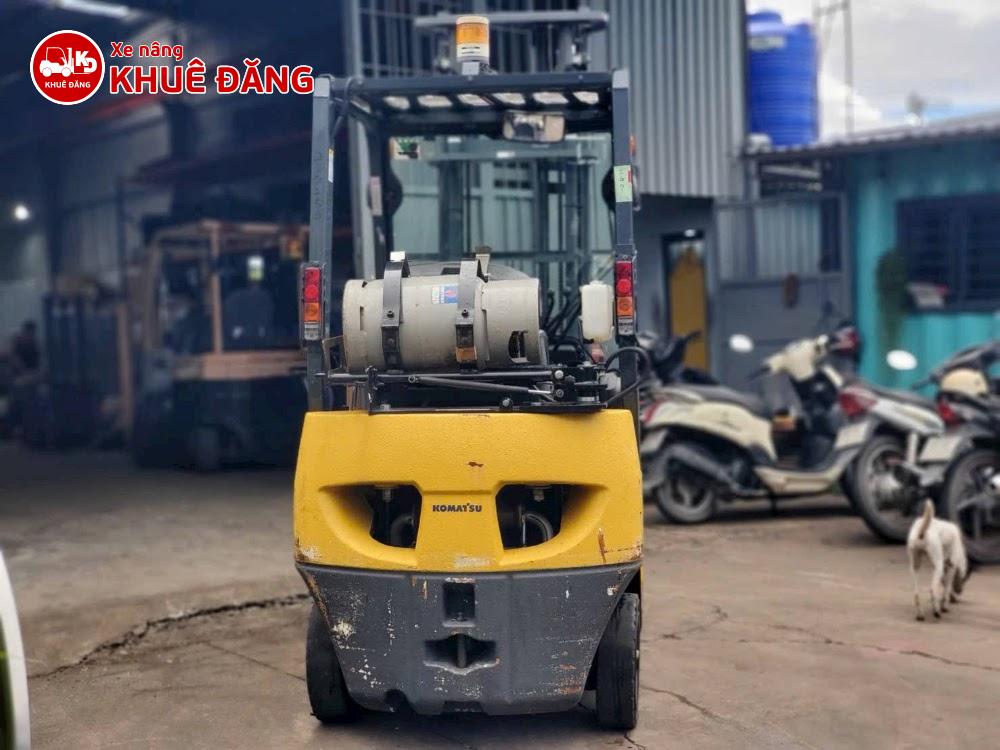 xe nâng komatsu có thể dùng cả xăng hoặc bình gas 12kg
