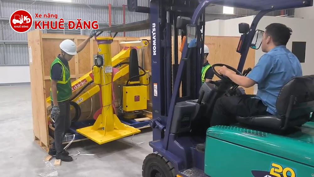 Khách hàng hài lòng khi thuê xe nâng 2 tấn tại công ty Khuê Đăng
