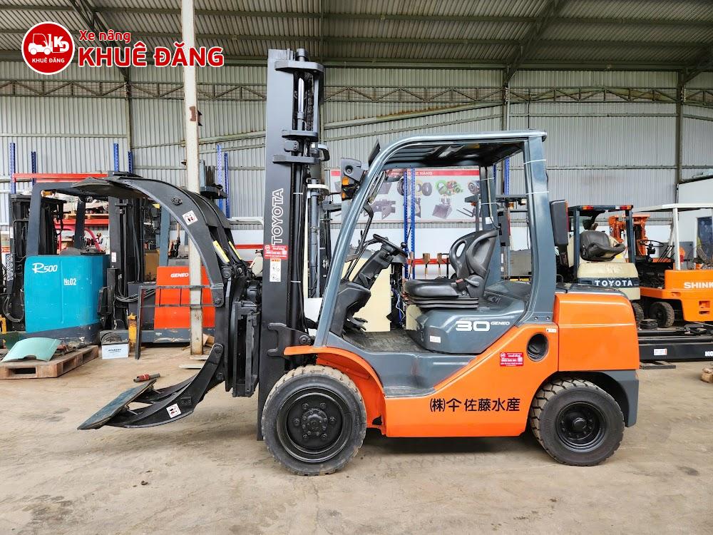 Xe nâng dầu 3 tấn Toyota 02-8FDL30 gắn kẹp giấy tròn