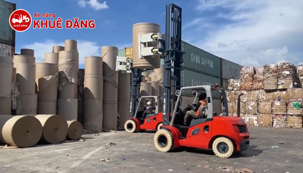 Xe nâng 5 tấn gắn bộ kẹp giấy tròn