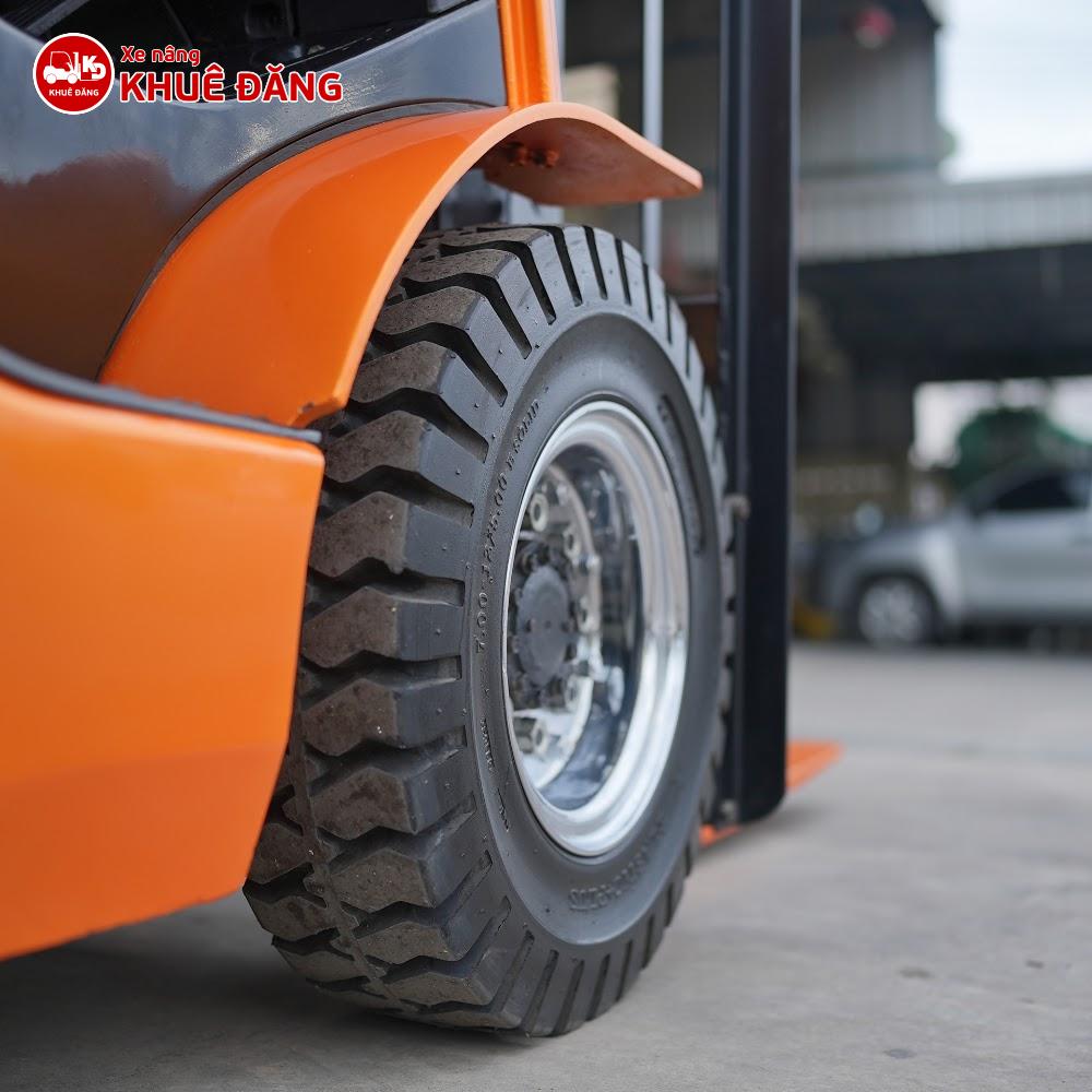 Bánh đặc xe nâng 2.5 tấn giá rẻ tại TPHCM