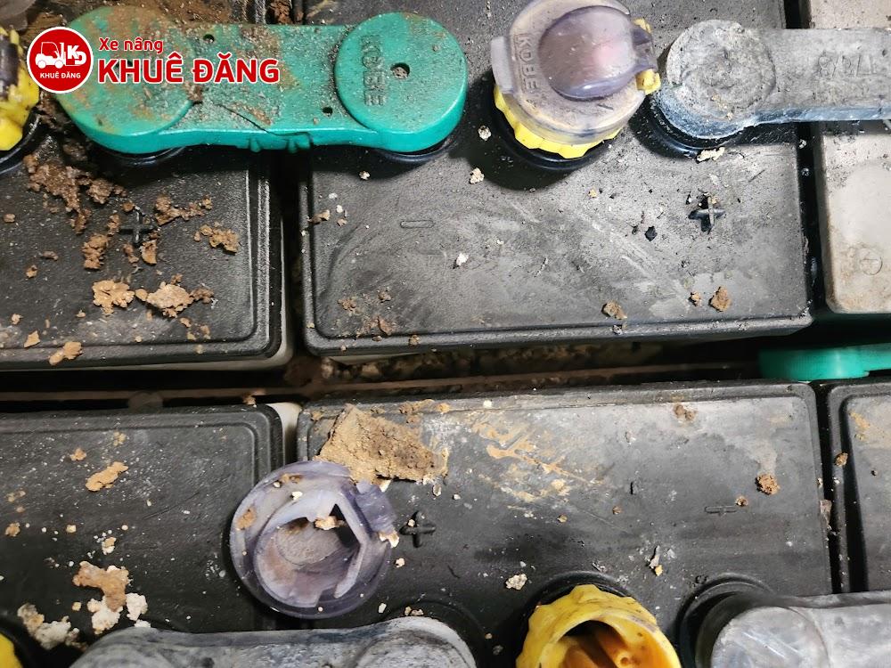 Châm nước bình ắc quy quá đầy gây tràn axit, làm mục thành bình