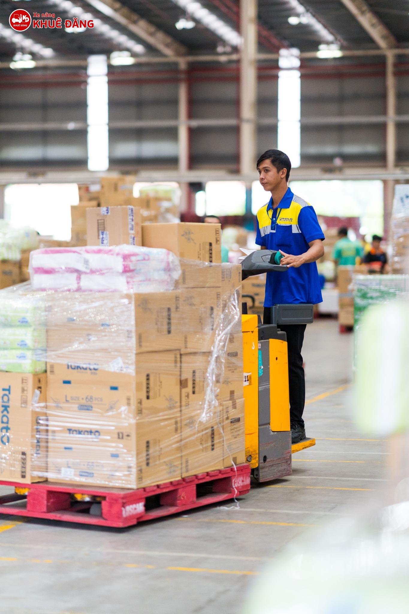 Xe nâng tay điện được sử dụng để di chuyển Pallet trong kho siêu thị concung.com