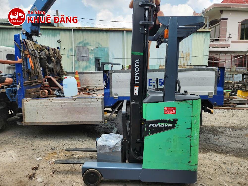 Giao xe nâng điện đứng lái Toyota đời 8 cho thuê tại KCN Tân Tạo TPHCM