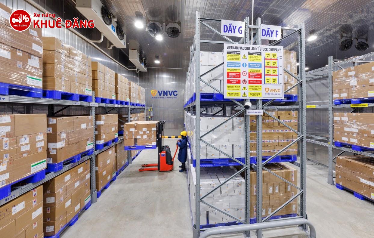 Xe nâng điện mini stacker được dùng trong kho hàng của VNVC